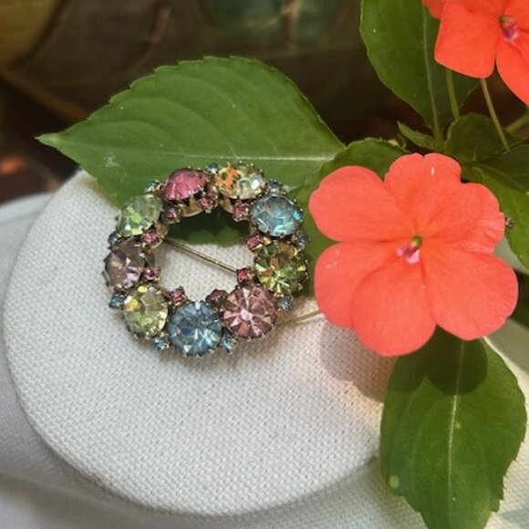 ALBERT WEISS Pastel Rhinestone Crystal Circle Brooch - Picture 2 of 9